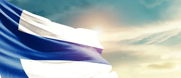 Bandeira Nacional Finlândia Acenando Belas Nuvens — Fotografia de Stock