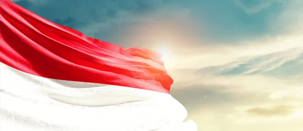 Monako Flaga Narodowa Macha Pięknych Chmurach — Zdjęcie stockowe