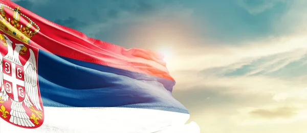 Державний Прапор Сербії Розмахує Красивими Хмарами — стокове фото