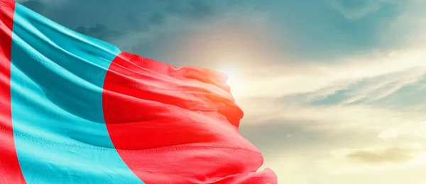 Mongoliets Nationella Flagga Viftar Vackra Moln — Stockfoto
