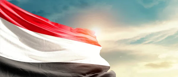 Jemen Nationale Vlag Zwaaiend Prachtige Wolken — Stockfoto