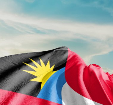 Antigua ve Barbuda ulusal bayrağı güzel bulutlarda dalgalanıyor..