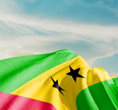 Sao Tome ve Principe ulusal bayrağı güzel bulutlarda dalgalanıyor..