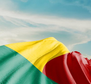 Benin ulusal bayrağı güzel bulutlarda dalgalanıyor.