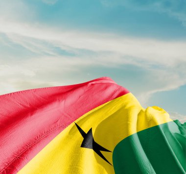 Gana ulusal bayrağı güzel bulutlarda dalgalanıyor..