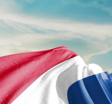 Hollanda ulusal bayrağı güzel bulutlarda dalgalanıyor.