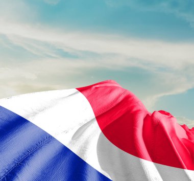 Fransa ulusal bayrağı güzel bulutlarda dalgalanıyor.