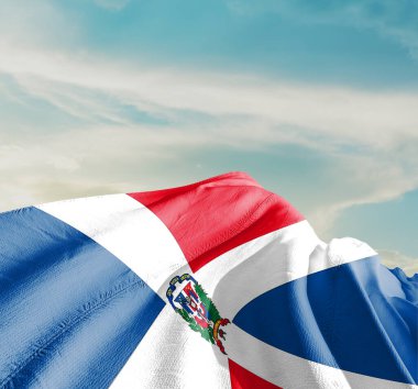 Dominik Cumhuriyeti ulusal bayrağı güzel bulutlarda dalgalanıyor.