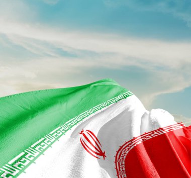 İran ulusal bayrağı güzel bulutlarda dalgalanıyor.