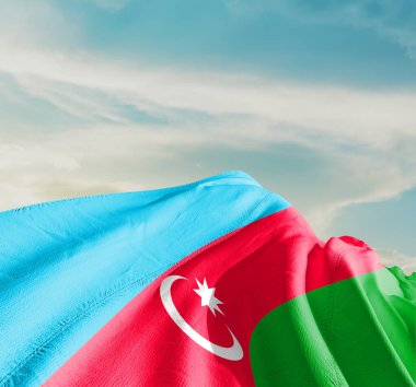 Azerbaycan ulusal bayrağı güzel bulutlarda dalgalanıyor.