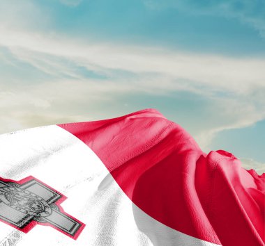 Malta ulusal bayrağı güzel bulutlarda dalgalanıyor.