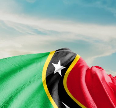 Saint Kitts ve Nevis ulusal bayrağı güzel bulutlarda dalgalanıyor..