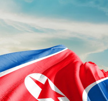 Kore, Kuzey ulusal bayrağı güzel bulutlarda dalgalanıyor..