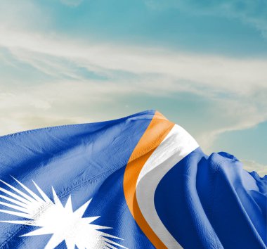 Marshall Adaları Ulusal Bayrağı Güzel bulutlarda dalgalanıyor.