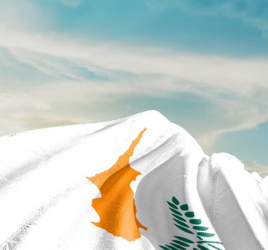 Kıbrıs ulusal bayrağı güzel bulutlarda dalgalanıyor.