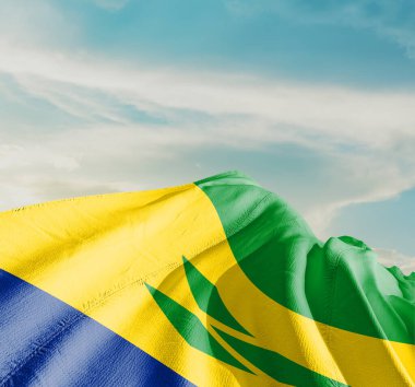 Saint Vincent ve Grenadines Ulusal Bayrağı güzel bulutlarda dalgalanıyor.