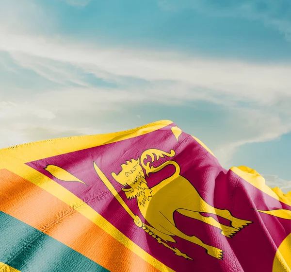 Sri Lanka Ulusal Bayrağı Güzel Bulutlarda Dalgalanıyor — Stok fotoğraf