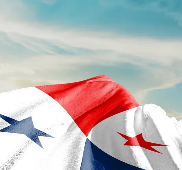 Panama Nemzeti Zászló Lengett Gyönyörű Felhők — Stock Fotó