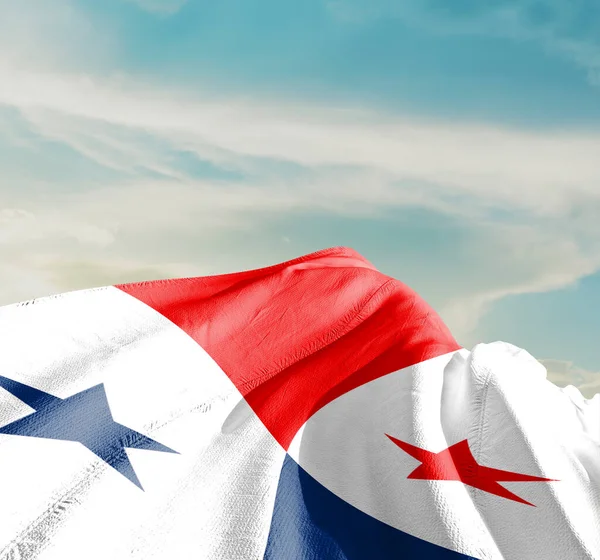 Panama ulusal bayrağı güzel bulutlarda dalgalanıyor.
