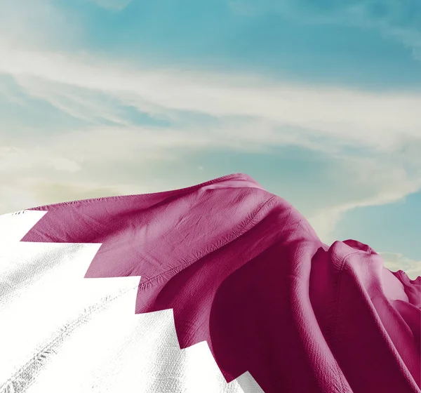 Qatar Nationell Flagga Viftar Vackra Moln — Stockfoto