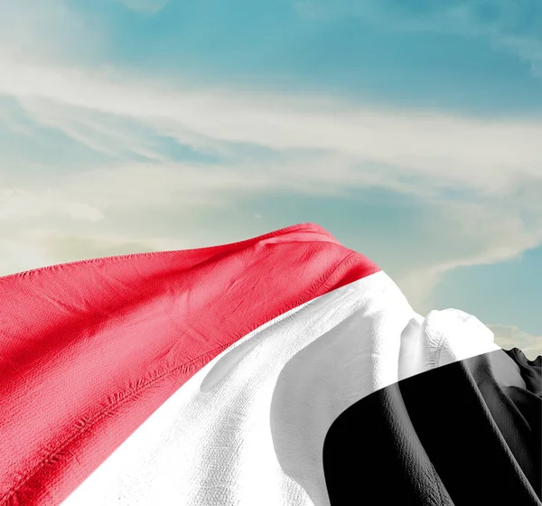 Bandera Nacional Yemen Ondeando Hermosas Nubes —  Fotos de Stock