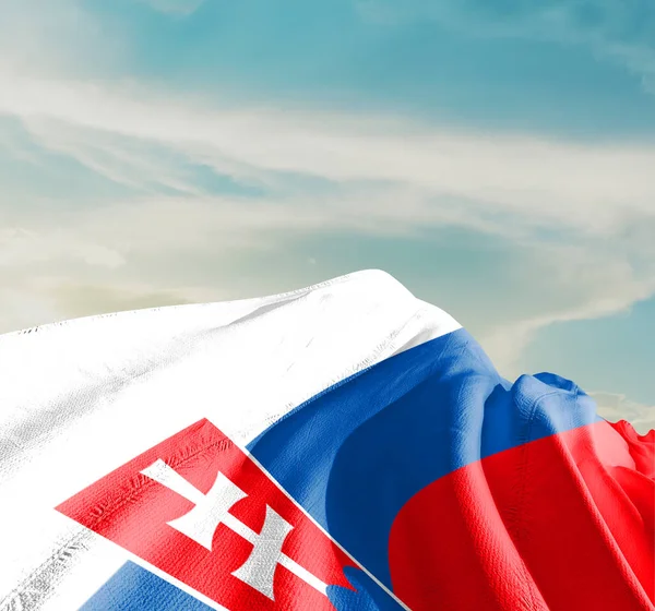 Державний Прапор Словаччини Розмахує Красивими Хмарами — стокове фото