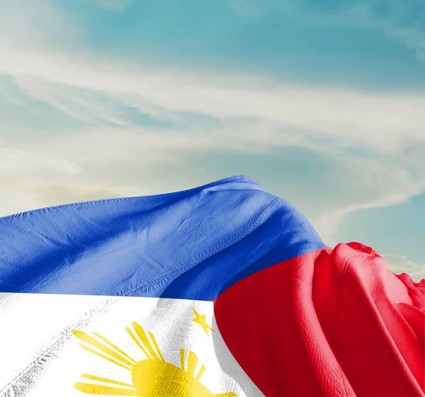 Филиппины Национальный Флаг Размахивающий Красивых Облаках — стоковое фото