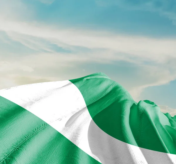 Nigéria Bandeira Nacional Acenando Belas Nuvens — Fotografia de Stock