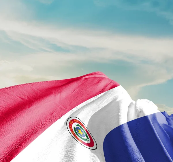 Парагвайський Національний Прапор Розмахує Красивими Хмарами — стокове фото