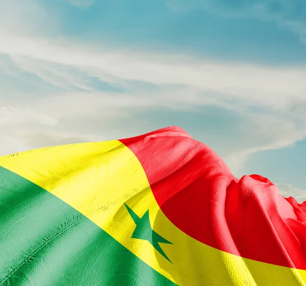 Senegal Flaga Narodowa Macha Pięknych Chmurach — Zdjęcie stockowe