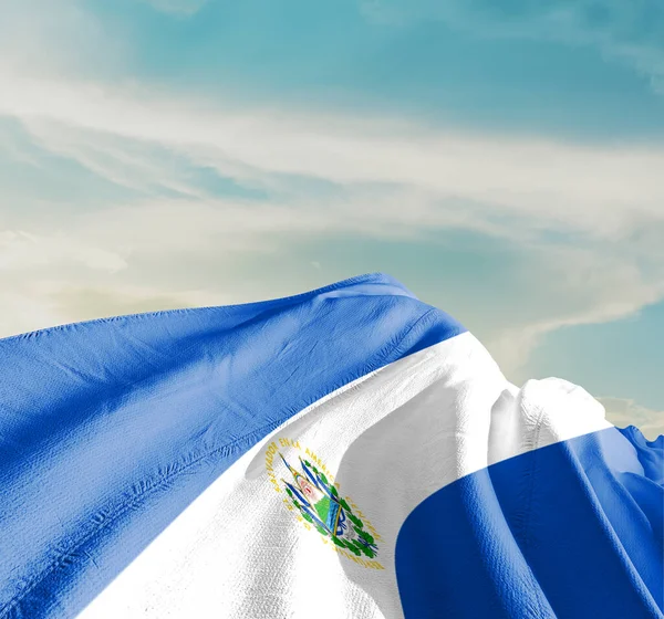 Σαλβαδόρ Εθνική Σημαία Κυματίζει Όμορφα Σύννεφα — Φωτογραφία Αρχείου