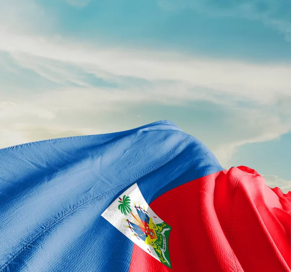 Haitis Nationalflagge Weht Schönen Wolken — Stockfoto