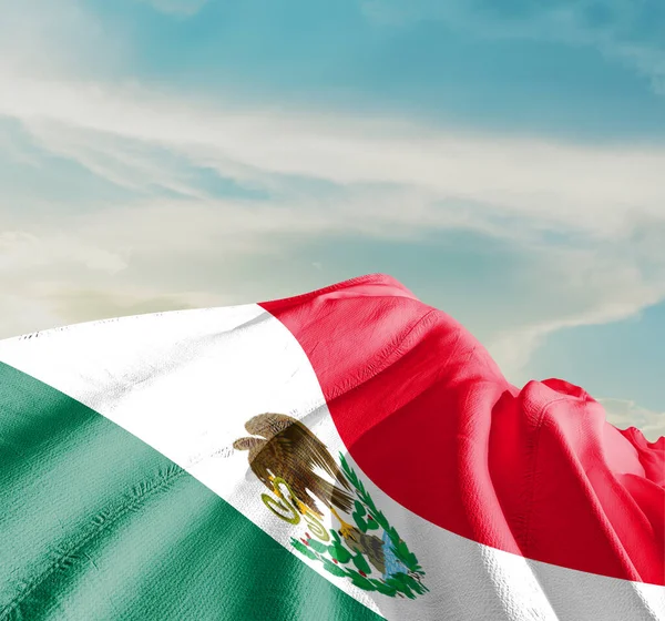 Bandeira Nacional México Acenando Belas Nuvens — Fotografia de Stock