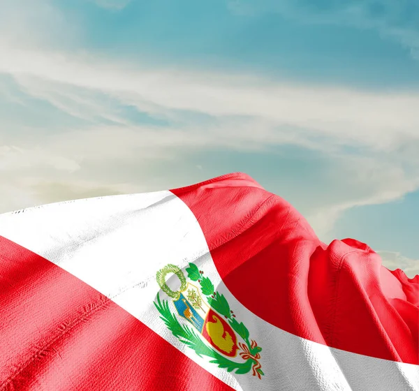 Перу Национальный Флаг Размахивающий Красивых Облаках — стоковое фото