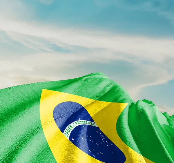 Brazylijska Flaga Narodowa Machająca Pięknymi Chmurami — Zdjęcie stockowe