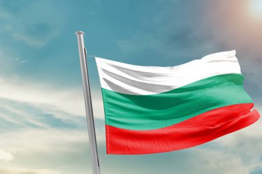 Bulgaristan ulusal bayrağı güzel bulutlarda dalgalanıyor.