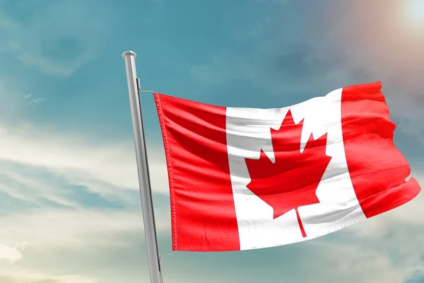 Bandera Nacional Canadá Ondeando Hermosas Nubes —  Fotos de Stock