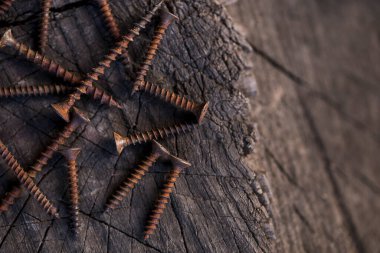 Eski vidalar ahşap bir yüzeyde yatıyor.