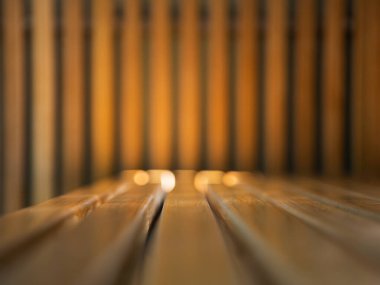 Güneş ışığındaki tahtalardan yapılmış ahşap bir bank.