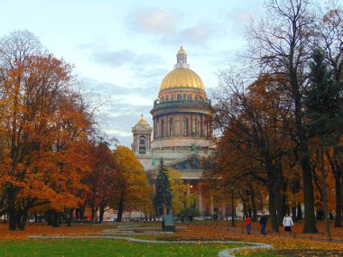  Sonbaharda St. Petersburg 'daki St. Isaac Katedrali