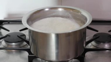 Süt kaynama işlemi gerçek zamanlı olarak gösterilir. Süt, gaz sobasının üstüne konmuş bir tencerede kaynıyor ve tencereden taşmıyor. Geleneksel Hint mutfağı, kahvaltıda ya da çay ya da kahvede süt servis edilmeden önce kaynatılır. 