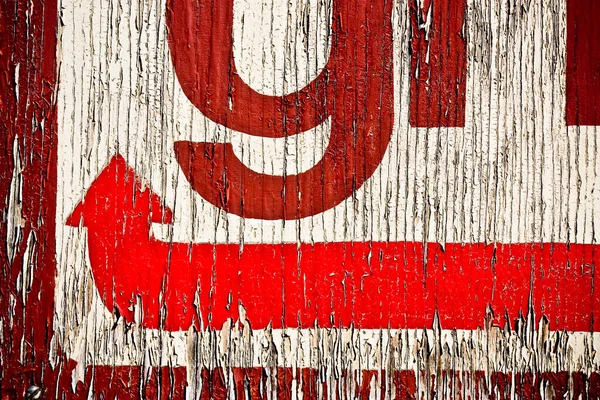 Peeling antique wooden sign with a G and an upward arrow — Stock Photo, Image