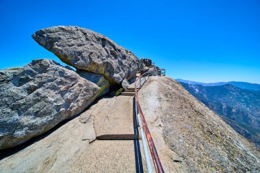 Moro Kayası 'nın granit yolu Sequoia Ulusal Parkı' ndaki parlak mavi gökyüzünün altında etkileyici dağ manzaraları sunan dramatik kayaların yanından geçiyor..