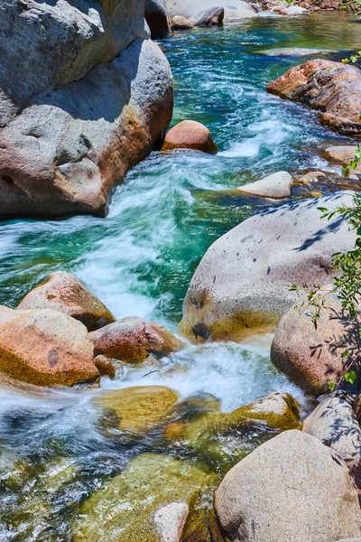 Orta Çatal Kaweah Nehri 'nin temiz suları Sequoia Ulusal Parkı' ndaki pürüzsüz granit kayaların etrafını sarar. Kaliforniya 'da macera ve doğal sükunet hissi uyandırır..