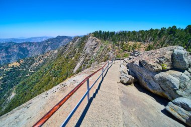 Sequoia Ulusal Parkı 'ndaki Moro Rock patikasının geniş bir görüntüsünde Kaliforniya Birleşik Devletleri engebeli granit kaya oluşumları sergiliyor..