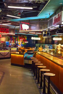 Las Vegas Nevada 'da parlayan bir lokantada bir sıra bar taburesi üzerinde neon tabelalar ve canlı graffiti sanatı The Strip' teki bir kumarhanenin canlı atmosferini canlandırıyor..