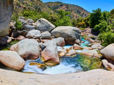 Orta Çatal Kaweah Nehri 'nin dalgalı suları Sequoia Ulusal Parkı' ndaki devasa granit kayalar ve gür ağaçlar arasında zikzak çizerek hareketli bir yaz manzarası yaratıyor..