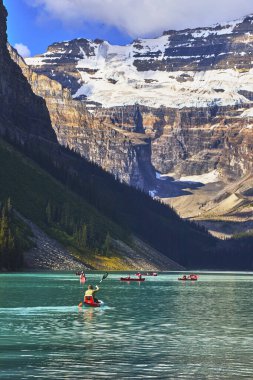 Kanolar ve kanolar, Banff Canada 'da buzullu dağlarla çevrili turkuaz göl suyunda süzülerek Louise Gölü' nde nefes kesici bir macera ve doğal güzellik manzarası yaratırlar..