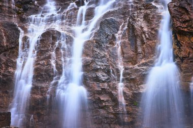 Jasper, Kanada 'daki Tangle Falls' tan akan sular engebeli kaya oluşumlarına karışıyor ve şelalelerin ve doğadaki tatlı suyun güzelliğini vurgulayan sakin ve güçlü bir manzara yaratıyor..