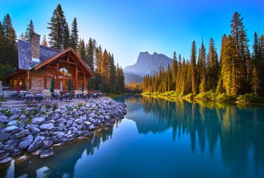 Yoho 'daki Zümrüt Gölü' nün sakin sularının yanında güzel bir pansiyon bulunur. Etrafı çam ağaçları ve dağlarla çevrilidir..